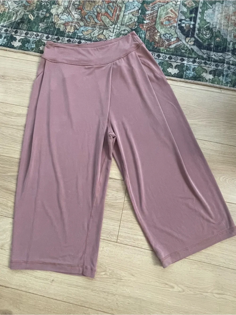 Lululemon size 8 white womans cropped trousers pants
